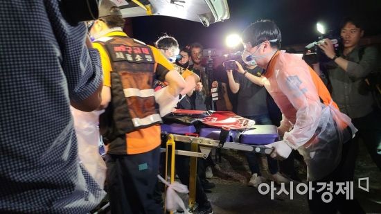 10일 박원순 서울시장이 숨진 채 발견된 가운데 소방대원들이 현장 감식을 위한 장비를 옮기고 있다./사진=송승윤 기자