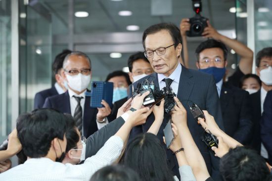 이해찬 더불어민주당 대표가 지난 10일 오전 고 박원순 서울시장의 빈소가 마련된 서울 종로구 서울대병원 장례식장에서 조문을 마친 뒤 취재진의 질문에 답하고 있다/사진=연합뉴스