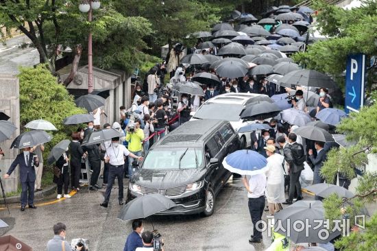 고 박원순 서울시장의 발인식이 열린 13일 서울 종로구 서울대학교병원 장례식장에서 운구 차량이 영결식장인 서울시청으로 이동하고 있다./강진형 기자aymsdream@