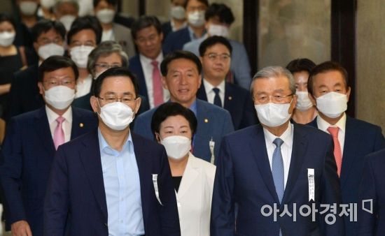 김종인 미래통합당 비대위원장과 주호영 원내대표 등 비대위원들이 13일 국회에서 열린 비상대책위원회의에 참석하고 있다./윤동주 기자 doso7@