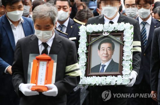 고(故) 박원순 서울시장의 영정이 13일 오전 영결식이 열리는 서울시청에 도착하고 있다. [이미지출처=연합뉴스]