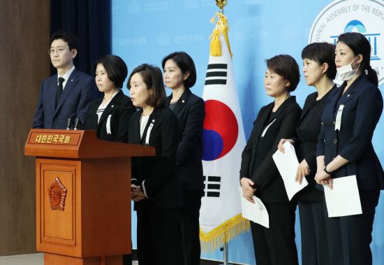 전주혜 미래통합당 의원 등이 12일 오후 서울 여의도 국회 소통관에서 기자회견을 열고 고 박원순 서울시장 성추행 의혹 고소인에 대한 신상털기 등 2차 가해 중단을 촉구하고 있다/사진=연합뉴스