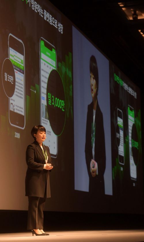 한성숙 네이버 대표가 10일 서울 강남구 그랜드인터컨티넨탈 파르나스에서 열린 'NAVER CONNECT 2019'에서 기조연설을 하고 있다. /문호남 기자 munonam@