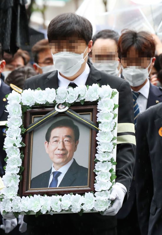 13일 오전 고(故) 박원순 서울시장 시장의 영정과 아들 주신 씨(오른쪽 두번째)를 비롯한 참석자들이 영결식이 열리는 서울시청 들어서고 있다. [이미지출처=연합뉴스]