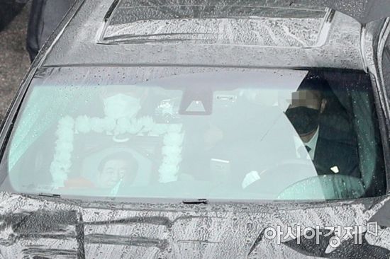 고 박원순 서울시장의 발인식이 열린 13일 서울 종로구 서울대학교병원 장례식장에서 운구 차량이 서울시청으로 이동하고 있다./강진형 기자aymsdream@