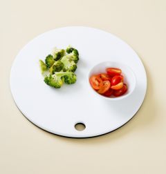 1. 브로콜리는 잘게 잘라 살짝 데치고 방울토마토는 4등분한다.