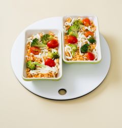 2. 전자레인지 용기에 김치볶음밥을 담고 모차렐라 치즈, 브로콜리, 방울토마토를 섞어 얹는다.