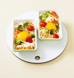 3. 달걀을 넣고 소금, 후춧가루, 올리브오일을 뿌린다.