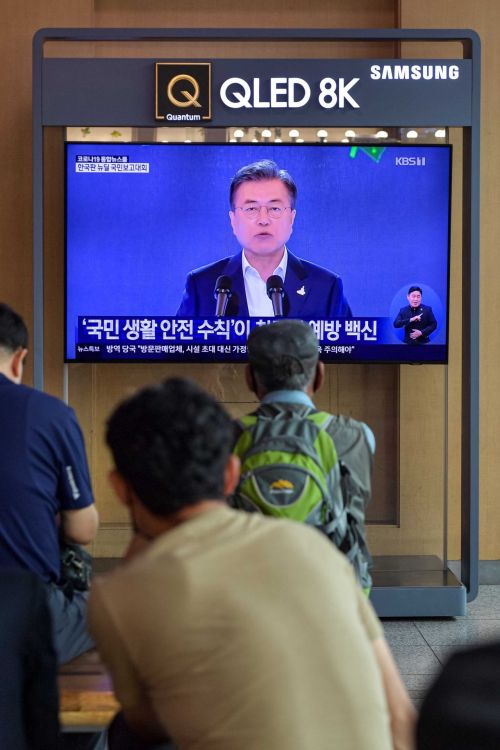 14일 서울역 대합실에서 시민들이 문재인 대통령의 '한국판 뉴딜 국민보고대회'를 시청하고 있다./강진형 기자aymsdream@