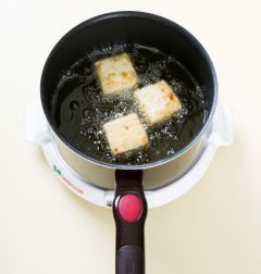 3. 두부는 녹말을 묻혀 180℃의 튀김기름에 바삭하게 튀긴다.