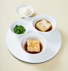 4. 그릇에 튀긴 두부를 담고 뜨겁게 데운 맛국물을 끼얹은 다음 무, 가다랑어포, 실파, 김채를 올린다.