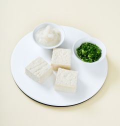 1. 두부는 물기를 제거해 큼직하게 썬다. 무는 강판에 갈고 실파는 송송 썬다.