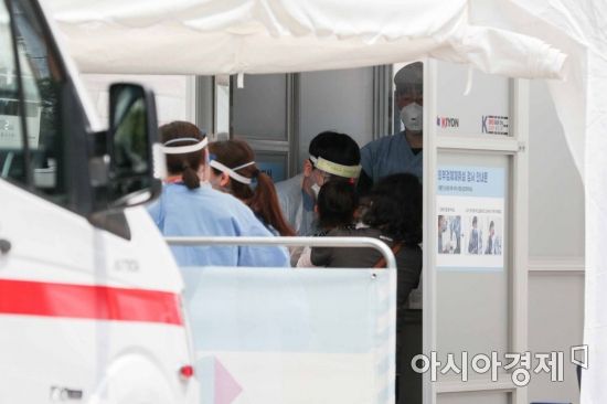 국내 코로나19 확진자가 어제 하루 해외 47명, 서울6명, 경기3명 등 총 61명 증가한 가운데 16일 서울 중구 국립중앙의료원에 마련된 선별진료소를 찾은 시민이 검사를 받고 있다./강진형 기자aymsdream@