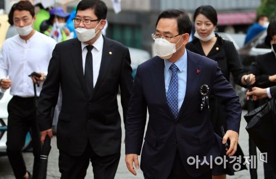 주호영 미래통합당 원내대표가 19일 서울 종로구 이회장에서 열린 이승만 전 대통령 서거 55주기 추모식에 참석하고 있다./윤동주 기자 doso7@