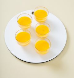 3. 단호박 속은 설탕, 우유, 물, 옥수수전분, 생크림과 함께 믹서에 넣어 갈아 냄비에 옮긴다. 바닥이 눌러 붇지 않도록 저으면서 끓인후 차게 식혀 그릇에 담고 냉장고에서 굳힌다.