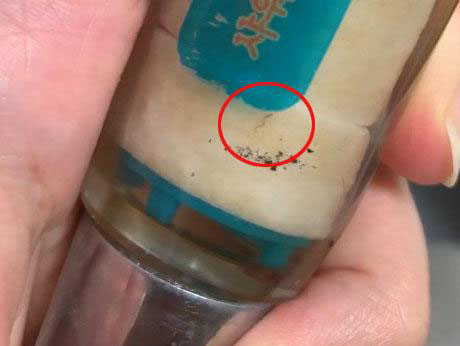 지난 14일 인천 서구 지역 맘카페 등에 수도꼭지에 설치된 필터에서 유충이 발견됐다는 게시글과 함께 동영상과 사진 등이 잇따라 올라오고 있다. [이미지출처=연합뉴스]