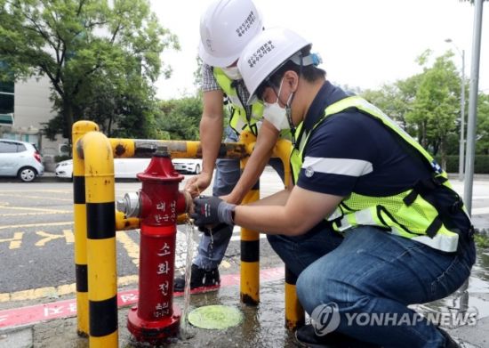 인천 부평정수장과 부평권역 배수지 3곳에서 죽은 깔따구 유충으로 추정되는 물체가 발견된 가운데 20일 오후 인천시 계양구 지역 상수도관과 연결된 한 소화전에서 인천상수도사업본부 북부수도사업소 직원들이 수질을 점검하고 있다/사진=연합뉴스