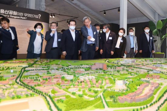 21일 오후 서울 용산공원 장교숙소 5단지에서 열린 공원개방행사에 참석한 정세균 국무총리(왼쪽 네번째)와 김현미 국토교통부 장관(왼쪽 여덟번째) 등이 유홍준 용산공원조성추진위원회 민간공동위원장(왼쪽 다섯번째)의 설명을 듣고 있다. (제공=국토교통부)