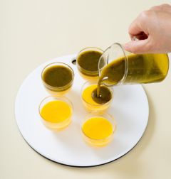 4. 단호박 껍질은 메이플 시럽, 물 40g과 함께 믹서에 갈아 푸딩에 끼얹는다.