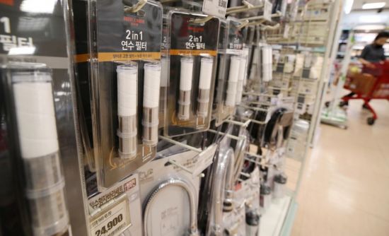 사진은 20일 서울의 한 대형마트 샤워기 필터 판매대의 모습. [이미지출처=연합뉴스]