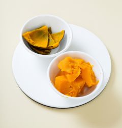 2. 찐 단호박은 속과 껍질을 분리한다.