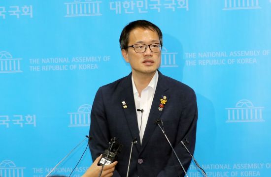 박주민 더불어민주당 의원이 21일 오후 서울 여의도 국회 소통관에서 당 대표 출마 선언 기자회견 후 취재진 질문에 답하고 있다/사진=연합뉴스
