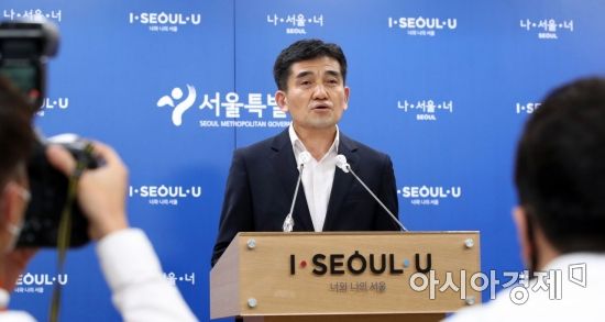 황인식 서울시 대변인이 15일 시청 기자실에서 직원 인권침해 진상규명에 대한 서울시 입장문을 읽고 있다./사진=문호남 기자 munonam@
