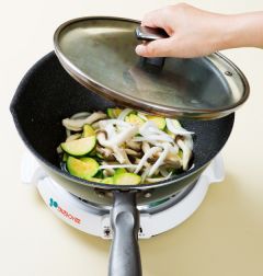 3. 물 1/2컵을 부어 뚜껑을 덮고 국물이 자작해질 때까지 10분 정도 끓인다.