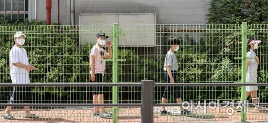 서울 묵현초등학교에서 코로나19 확진자가 발생한 가운데 5일 서울 중랑구 묵현초등학교에 마련된 임시 선별진료소를 찾은 어린이들이 검사를 받기 위해 줄을 서고 있다./강진형 기자aymsdream@