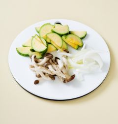 1. 애호박은 반 갈라 도톰하게 반달 모양으로 썬다. 느타리버섯은 손으로 굵게 찢고 양파는 도톰하게 채 썬다.