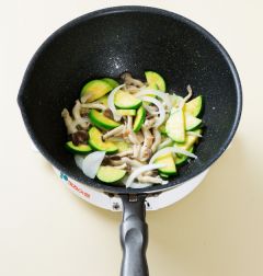 4. 애호박이 완전히 익으면 새우젓으로 간하고 소금으로 부족한 간을 한 다음 후춧가루를 뿌린다.
(Tip 새우젓은 새우가 국물속에 담겨 있어야 색과 맛이 변하지 않는다. 사용한 후에는 꼭꼭 눌러 새우를 국물속에 잠기도록 해 준다.)