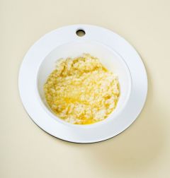 2. 밥에 달걀물을 넣어 잘 섞는다.