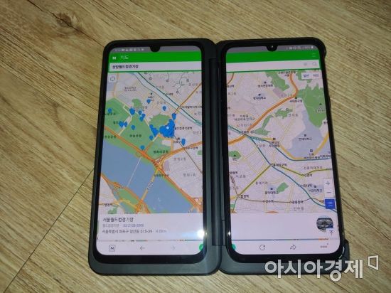 네이버에서 길찾기를 할 때 확장 모드를 적용하니 보다 넓은 지도가 한눈에 들어왔다. 그러나 베젤이 시야를 가리는 모양새다.