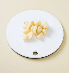 2. 감자는 껍질을 벗겨 먹기 좋은 크기로 썬다.
