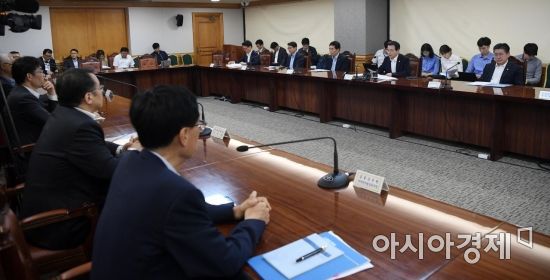 김용범 기획재정부 1차관이 26일 서울 중구 은행회관에서 열린 확대 거시경제금융회의에서 모두발언을 하고 있다./김현민 기자 kimhyun81@