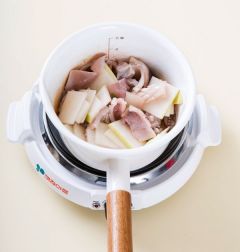 3. 냄비에 참기름을 두르고 오징어와 무를 넣어 2분 정도 볶다가 고춧가루를 넣어 1분 정도 더 볶는다.