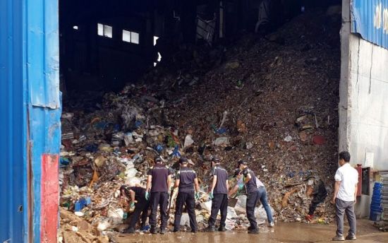 전 남편을 살해하고 시신을 훼손·유기한 혐의로 구속한 고유정씨 사건을 수사하고 있는 경찰이 지난 4일 경기도 양주시 폐기물처리장에서 고씨의 전 남편 강모씨의 시신을 수색하고 있다. 
경찰은 지난 5일 인천 서구 재활용품업체로 최종 유입된 피해자 것으로 추정되는 뼛조각을 발견하고 유전자 검사를 진행하고 있다. [이미지출처=연합뉴스]