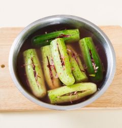 5. 절인 오이는 물에 씻어 소쿠리나 체에 밭쳐 물기를 빼고 소 재료를 골고루 채워 통에 담는다.