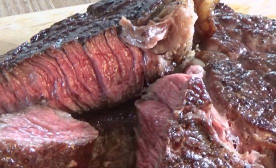 스테이크의 붉은색 액체는 피가 아닙니다. 스테이크의 풍미를 더해주는 육즙입니다. [사진=유튜브 화면캡처]