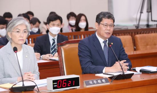 김연철 통일부 장관이 28일 오전 서울 여의도 국회에서 열린 외교통일위원회 전체회의에서 질의에 답변하고 있다.