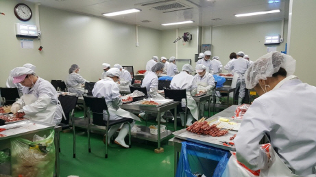 하오식품 상시근로자의 90%는 장애인 근로자다. 사진은 양꼬치 제품을 만드는 직원들의 모습. (사진=김보영 기자)