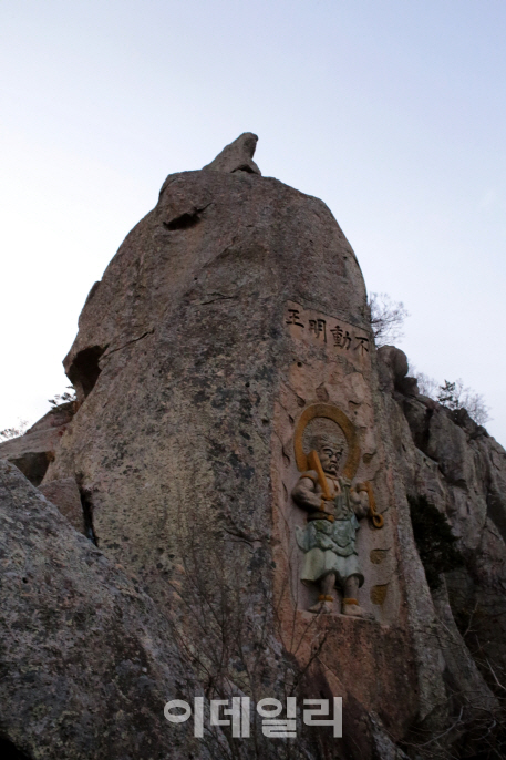 유달산 일등바위 암벽에 새겨진 흥법대사상