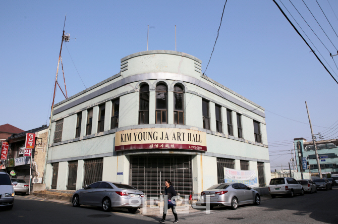 구 회신백화점 건물로 널리 알려져 있는 김영자화실 건물. 일제강점기 당시 목포 지역에서 동아부인상회와 함게 대표적인 판매시설로서 당시 건물로서는 특이하게 철근콘트리트 라멘조로 건축했다.