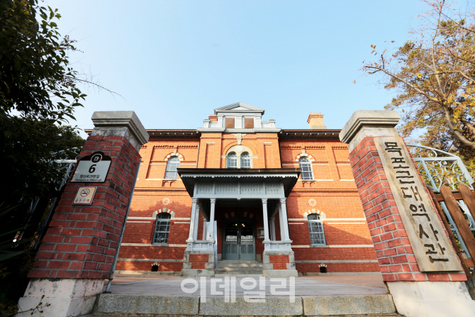 구 목포일본영사관 건물인 목포 근대역사관 1관 건물. 1897년 목포 개항 이후 일본의 영사업무를 위해 1908년 건립한 영사관 건물이다.