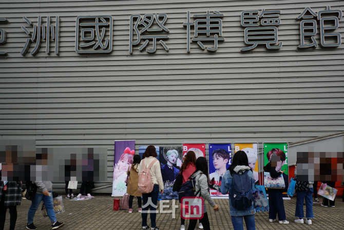 공연 시작 전부터 팬들은 자신이 좋아하는 스타의 사진을 내걸고 분위기를 달구기 시작했다. (사진=김윤지 기자)