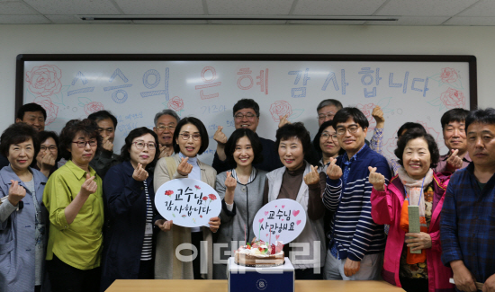 폴리텍대 서울강서캠퍼스 신중년과정 시니어헬스케어과정 교육생들이 김세련 교수(사진 가운데)에게 스승의날을 맞이해 감사를 표하고 있다. (사진=폴리텍대)