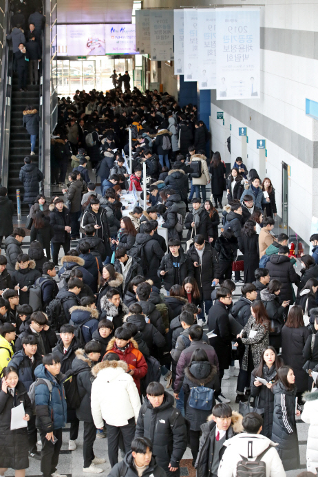 9일 오전 서울 서초구 aT센터에서 열린 2019년 공공기관 채용정보 박람회를 찾은 학생과 구직자가 입장을 기다리고 있다. 연합뉴스 제공
