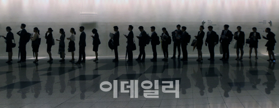 채용박람회를 찾은 취업 준비생들이 면접 대기실로 향하며 길게 줄지어 있다.[사진=이데일리 노진환 기자]