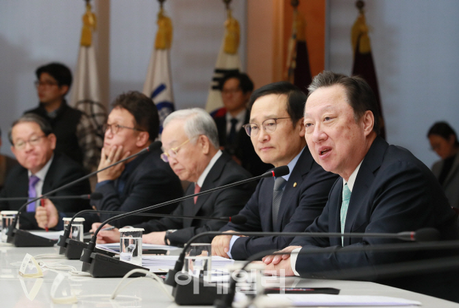 박용만(오른쪽) 대한상공회의소 회장이 10일 서울 중구 대한상의회관에서 열린 ‘더불어민주당·경제단체 신년간담회’에서 모두발언을 하고 있다. (사진= 노진환 기자)