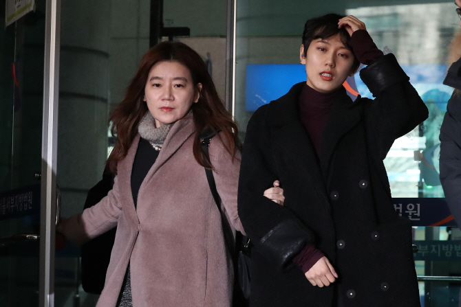 ‘비공개 촬영회’를 폭로한 유튜버 양예원(오른쪽), 이은의 변호사가 구속기소된 촬영자 모집책 최모씨(46)의 선고공판이 열린 지난 9일 오전 서울 마포구 서부지법을 나서고 있다. (사진=연합뉴스)
